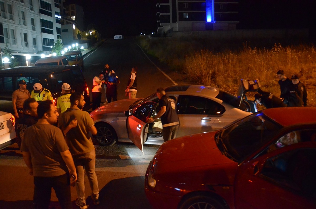 Edirne Emniyet Müdürlüğünce yapılan trafik ve asayiş denetiminden kaçan şüpheliler polis...
