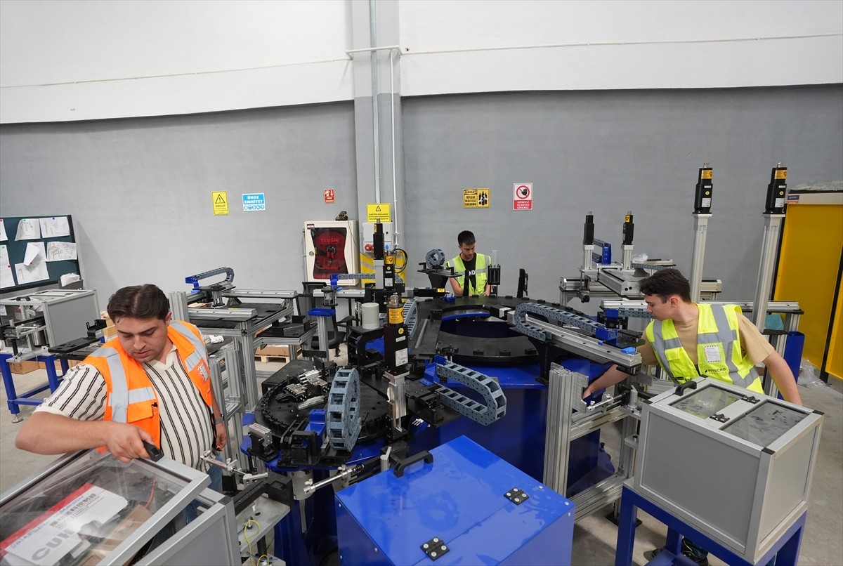 Endüstriyel robotların da yer aldığı yeni nesil üretim teknolojileri Türk savunma sanayisinin...