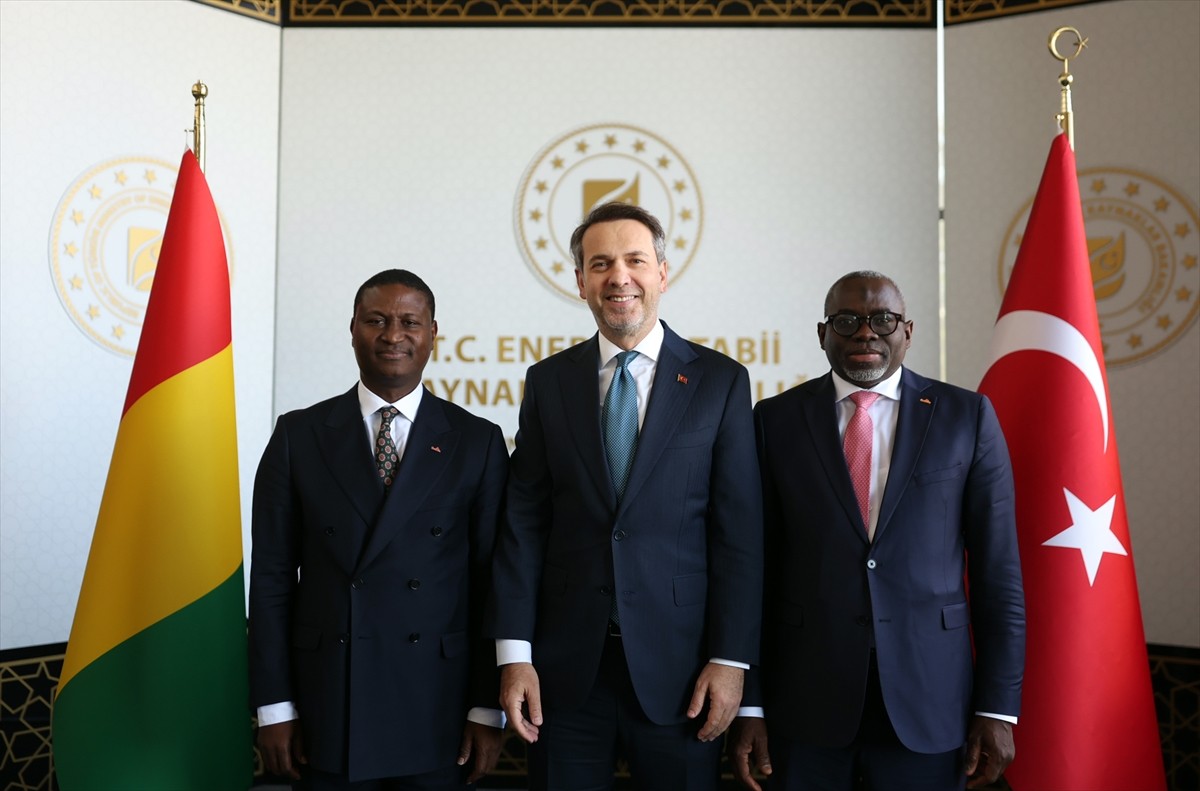 Enerji ve Tabii Kaynaklar Bakanı Alparslan Bayraktar, Gine Enerji Bakanı Namory Camara (solda)...