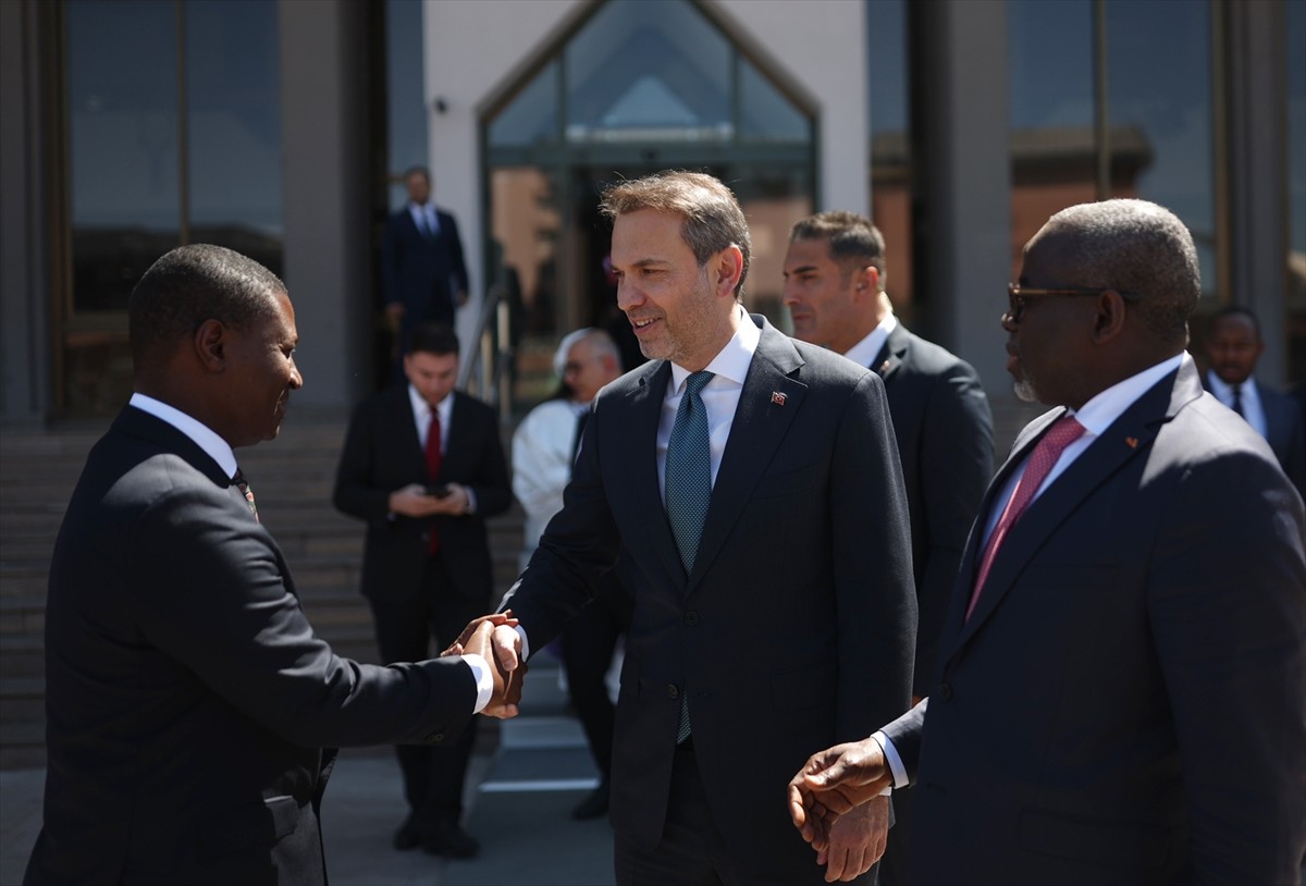 Enerji ve Tabii Kaynaklar Bakanı Alparslan Bayraktar, Gine Enerji Bakanı Namory Camara (solda)...