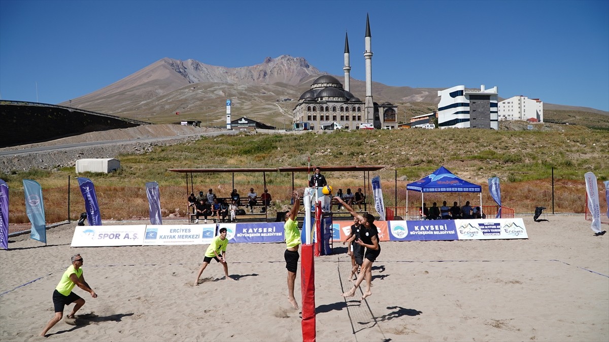 Erciyes Kayak Merkezi'nin ev sahipliğini yaptığı "En Havalı Voleybol Turnuvası" başladı.