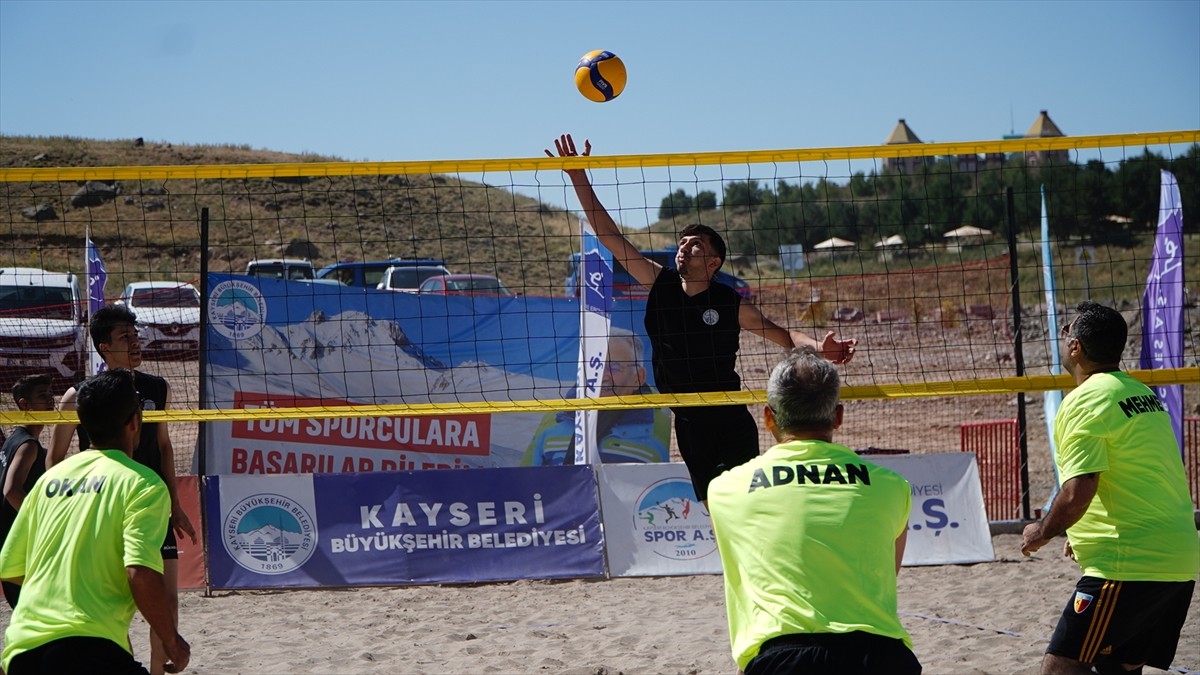Erciyes Kayak Merkezi'nin ev sahipliğini yaptığı "En Havalı Voleybol Turnuvası" başladı.