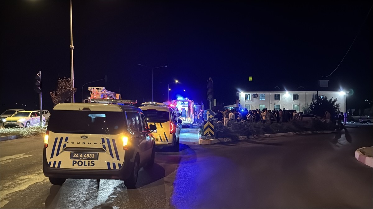 Erzincan'da bir hafif ticari araç ile iki otomobilin karıştığı zincirleme trafik kazasında 1’i...