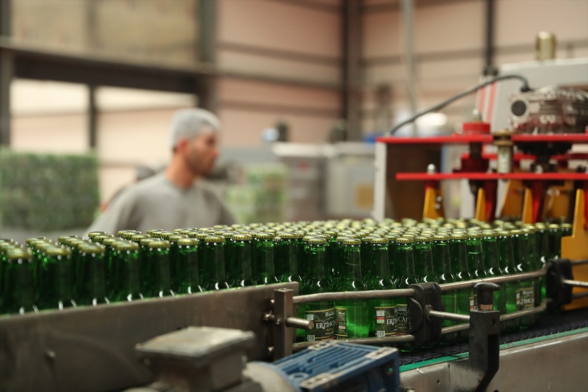 Erzincan'da üretilen ve bölgede "ekşi su" olarak adlandırılan maden suyu, sıcaklıklarla birlikte...