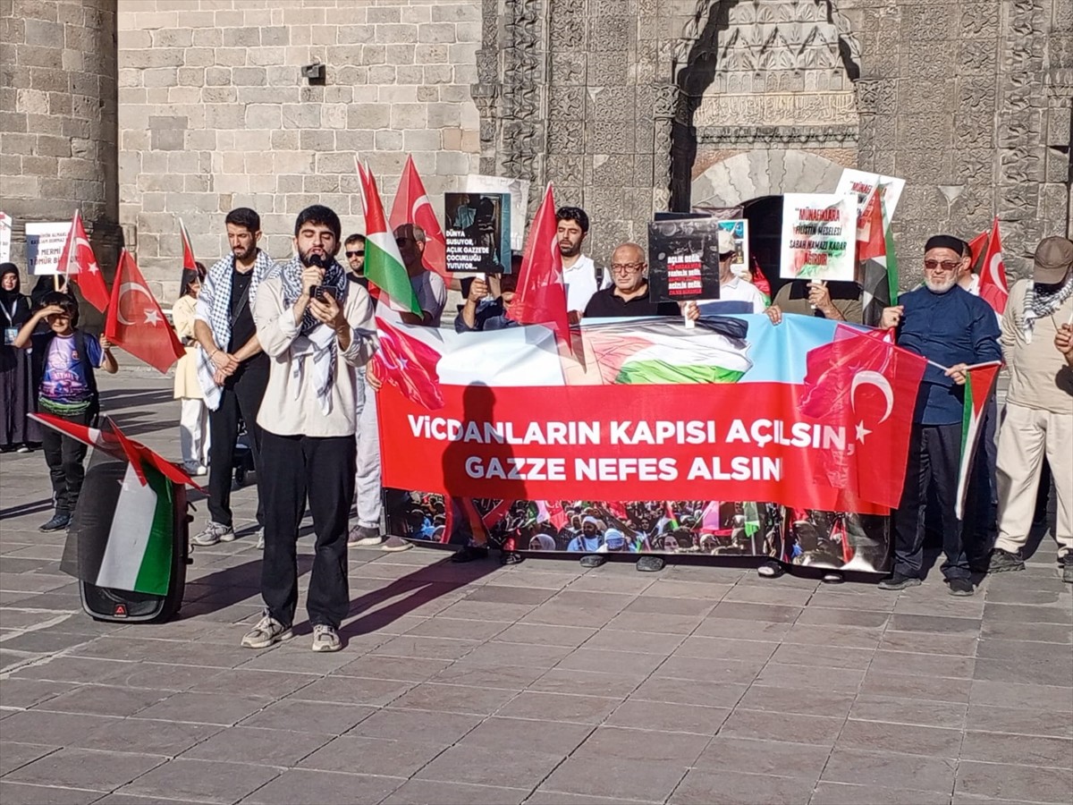 Erzurum'da hekimler ve sağlık çalışanları, İsrail'in Gazze'ye yönelik saldırılarını protesto etmek...