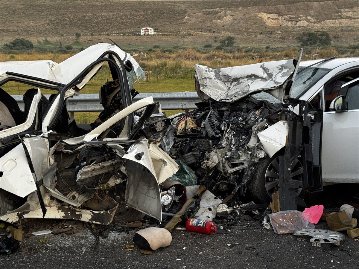 Erzurum'da, iki otomobilin çarpışması sonucu 4 kişi hayatını kaybetti, 4 kişi yaralandı.