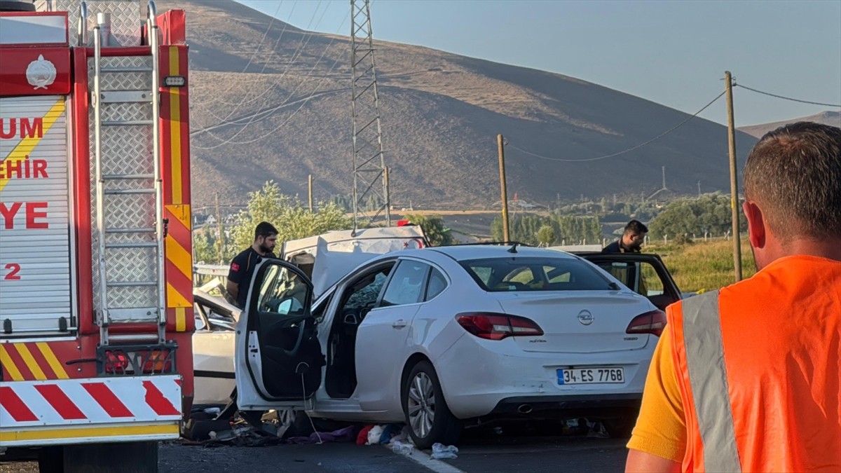 Erzurum'da, iki otomobilin çarpışması sonucu ilk belirlemelere göre 4 kişi hayatını...