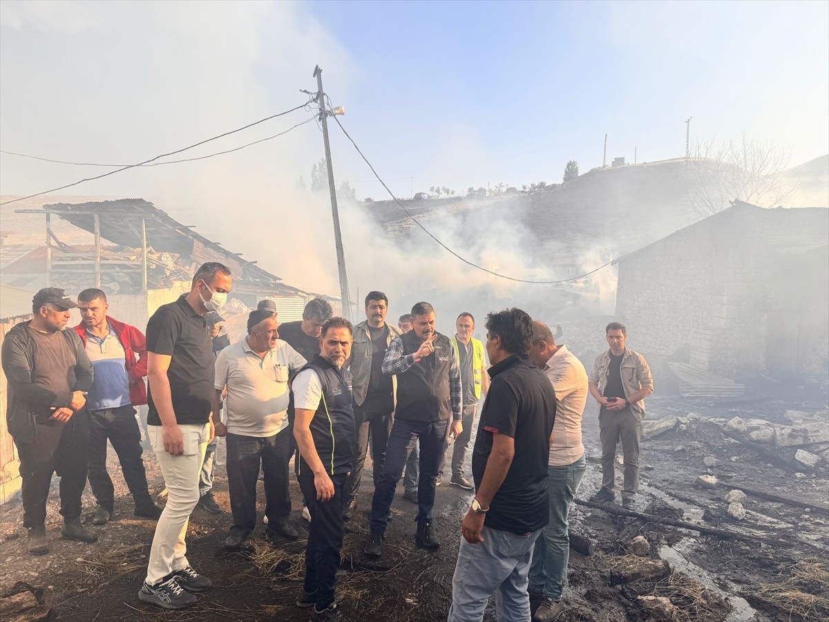 Erzurum'un Yakutiye ilçesinin kırsal mahallesinde bir evde çıkan ve bitişikteki ev ile ahırlara...