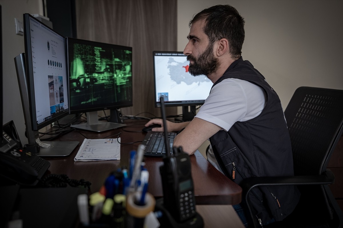 Erzurum Emniyet Müdürlüğü Siber Suçlarla Mücadele Şubesi ekipleri, "sanal alemi" takip edip...