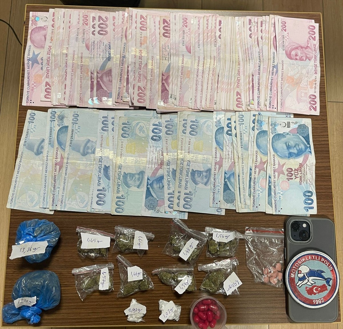 Esenyurt'ta aracında uyuşturucu bulunduğu gerekçesiyle gözaltına alınan zanlı tutuklandı. İstanbul...