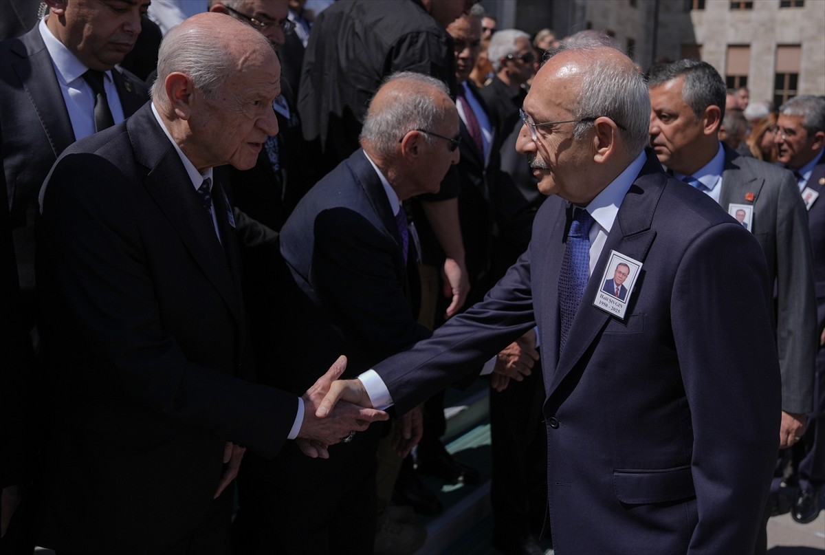 Eski Sağlık Bakanı Halil Şıvgın için TBMM'de cenaze töreni düzenlendi. Törene, eski CHP Genel...