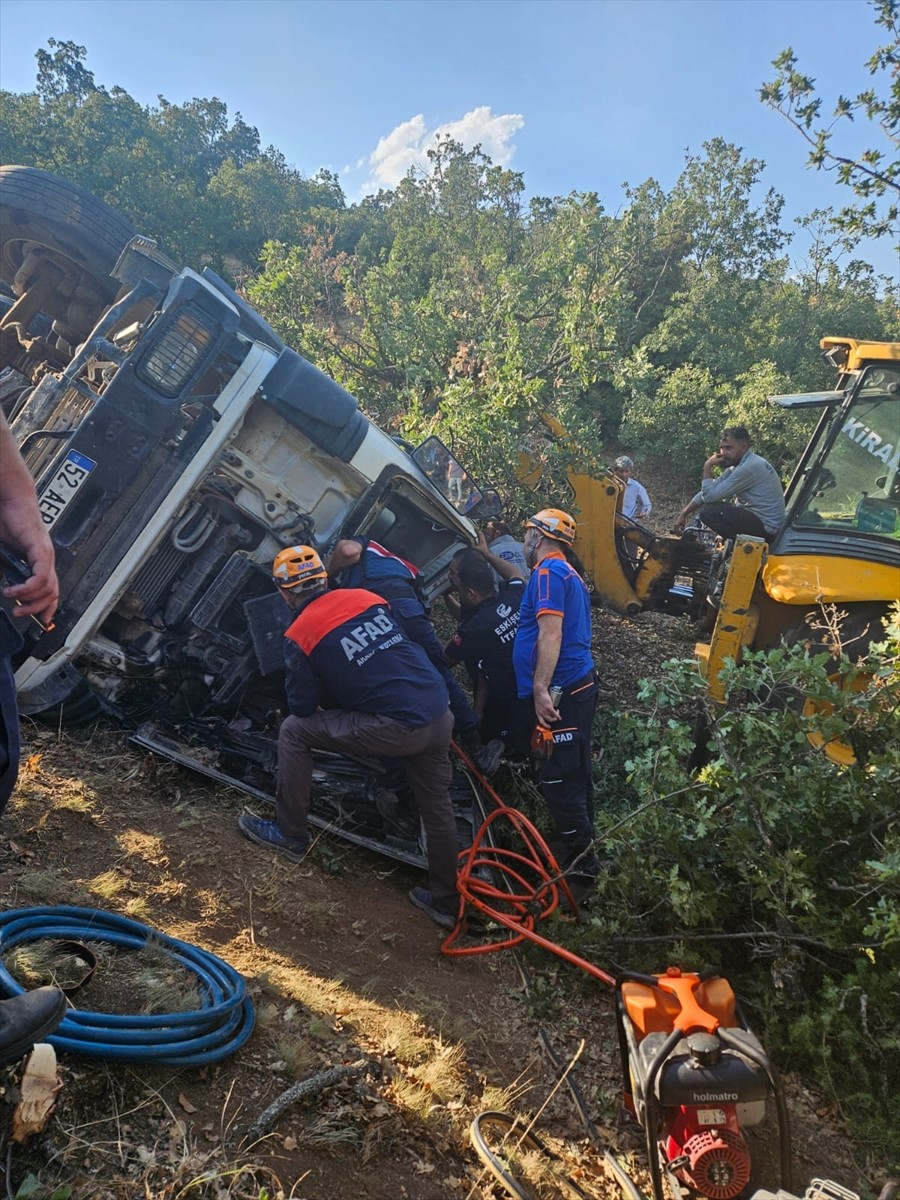 Eskişehir'in Alpu ilçesinde beton mikserinin yol kenarına devrilmesi sonucu sürücü yaralandı.