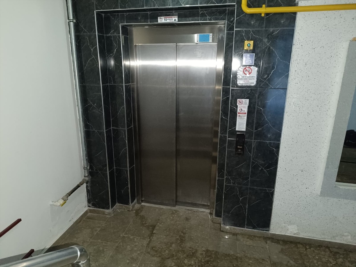 Eskişehir'in Odunpazarı ilçesinde, asansör bakımı yaptıkları binadaki elektrik kablolarının ark...