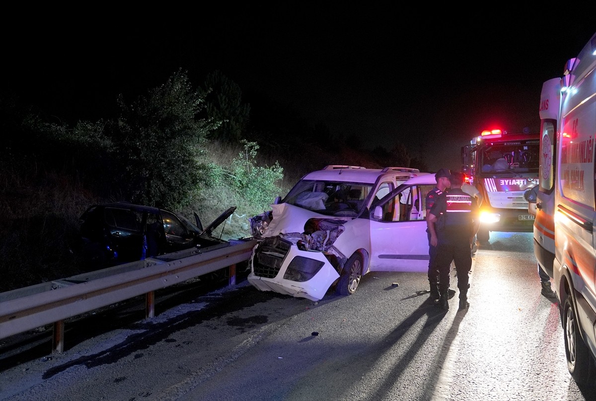 Eyüpsultan'da otomobil ile hafif ticari aracın çarpışması sonucu 2 kişi yaralandı.