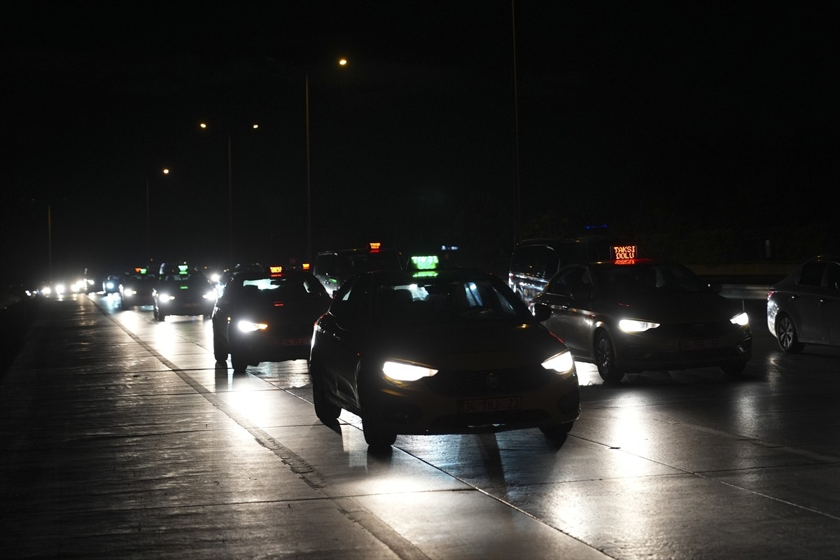 Eyüpsultan'da uğradığı silahlı saldırı sonucu ağır yaralanan taksici, kaldırıldığı hastanede...