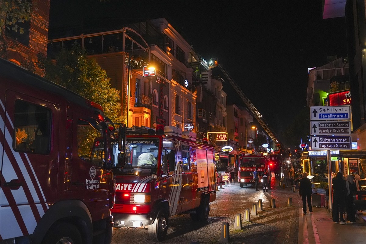 Fatih'te bir otelde çıkan yangın itfaiye ekiplerince söndürüldü. Dumanları fark eden görevliler...