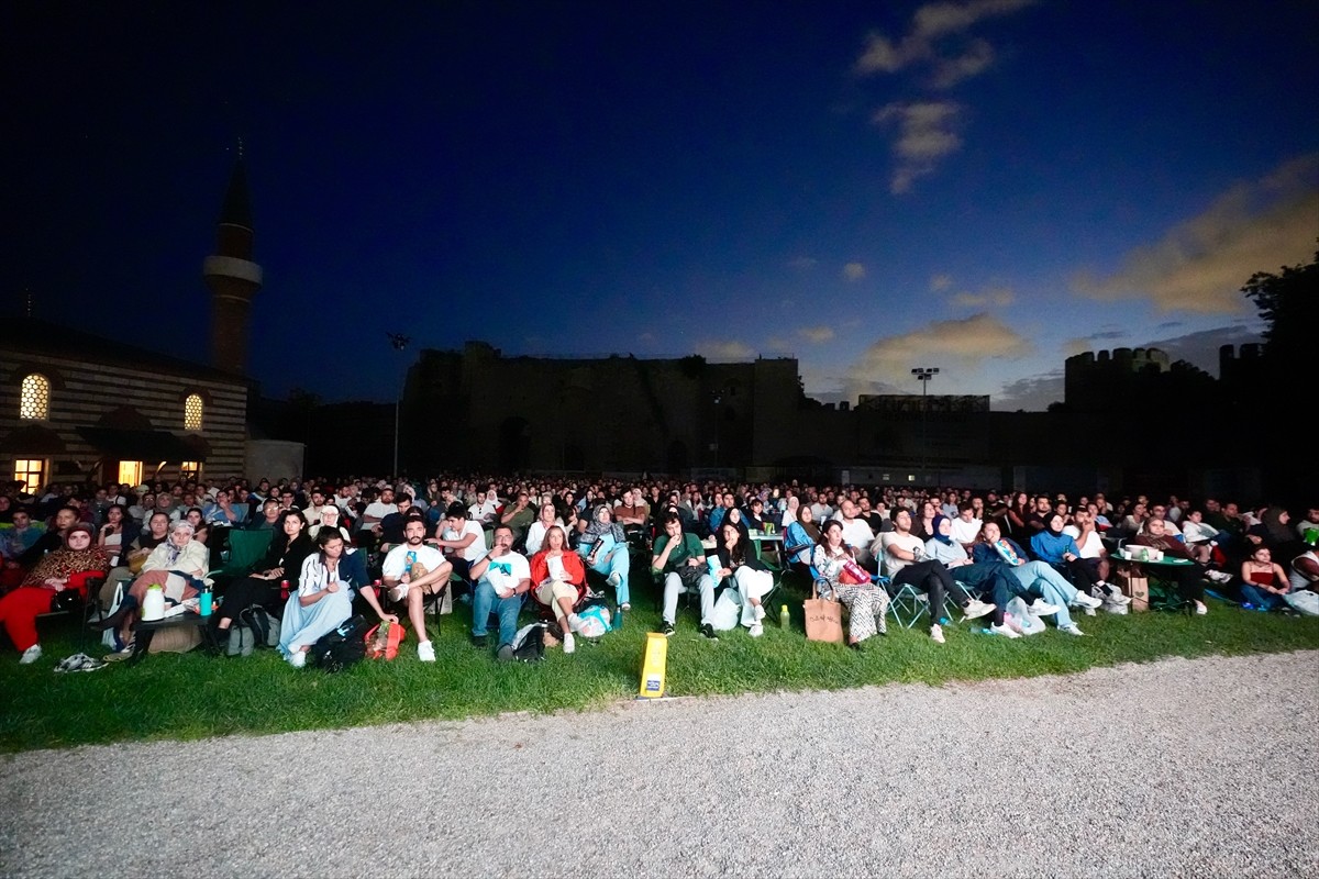 Fatih Belediyesinin ev sahipliğinde, tarihi Yedikule Hisarı'nda açık havada "Venedik'te Cinayet"...