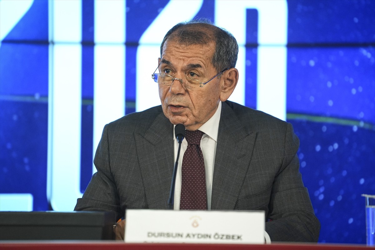 Galatasaray Kulübü Başkanı Dursun Özbek (sağda) ve Galatasaray Sportif AŞ. Başkan Vekili Abdullah...