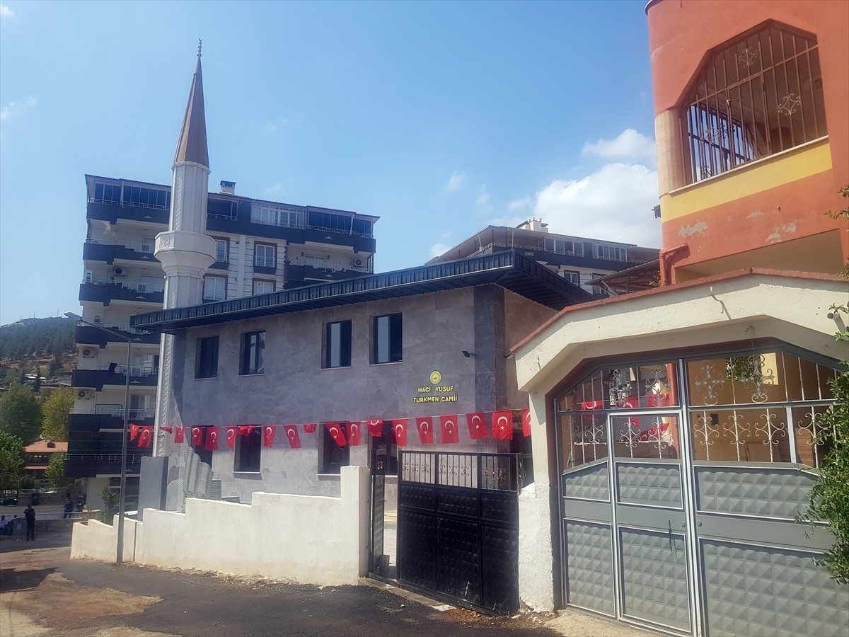 Gaziantep'in İslahiye ilçesinde 6 Şubat 2023'teki depremlerde ağır hasar alarak yıkılan cami...