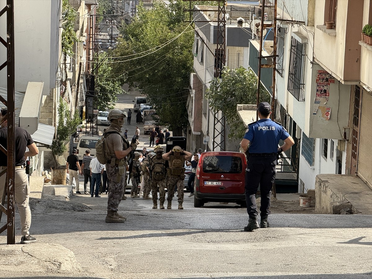 Gaziantep'te hakkında 40 yıl kesinleşmiş hapis cezası bulunan firari hükümlü operasyonla...