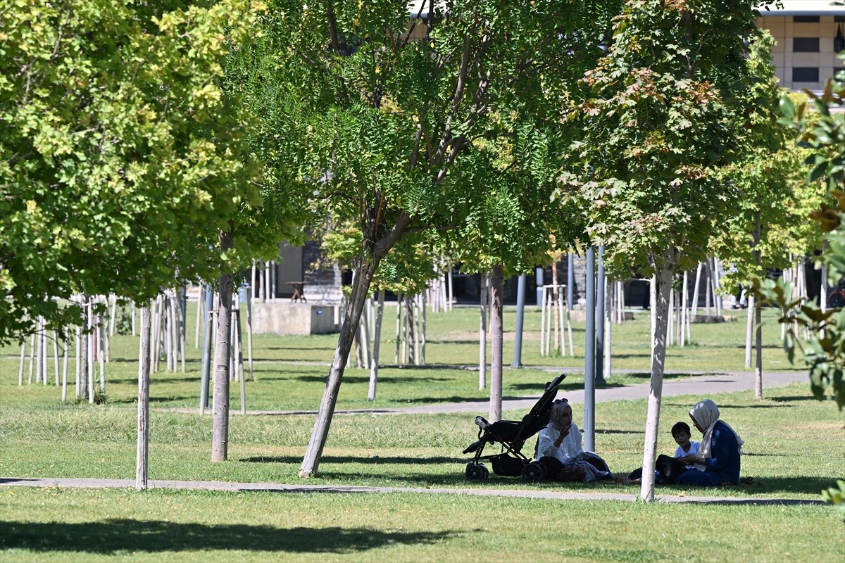 Gaziantep'te sıcak hava hayatı olumsuz etkiledi. Termometrelerin 40 dereceyi gösterdiği kentte...