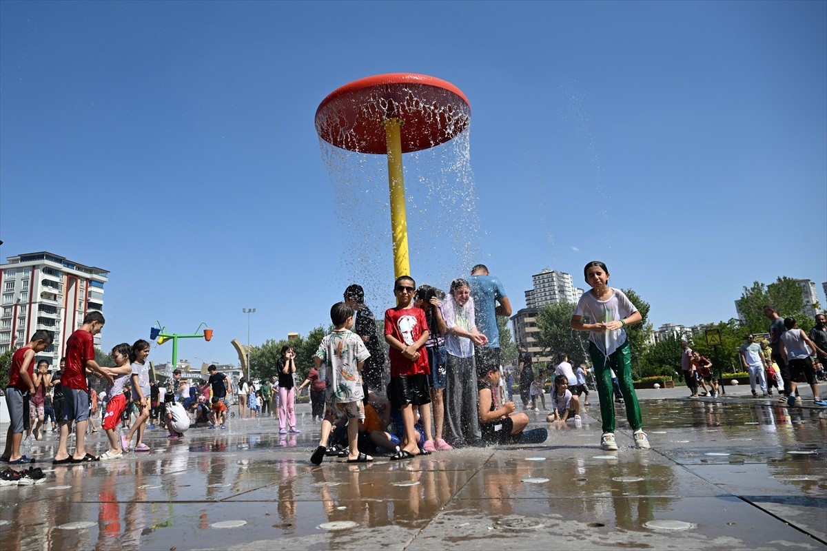 Gaziantep'te termometreler 40 derecenin üzerinde gösterirken, sıcak hava günlük hayatı olumsuz...