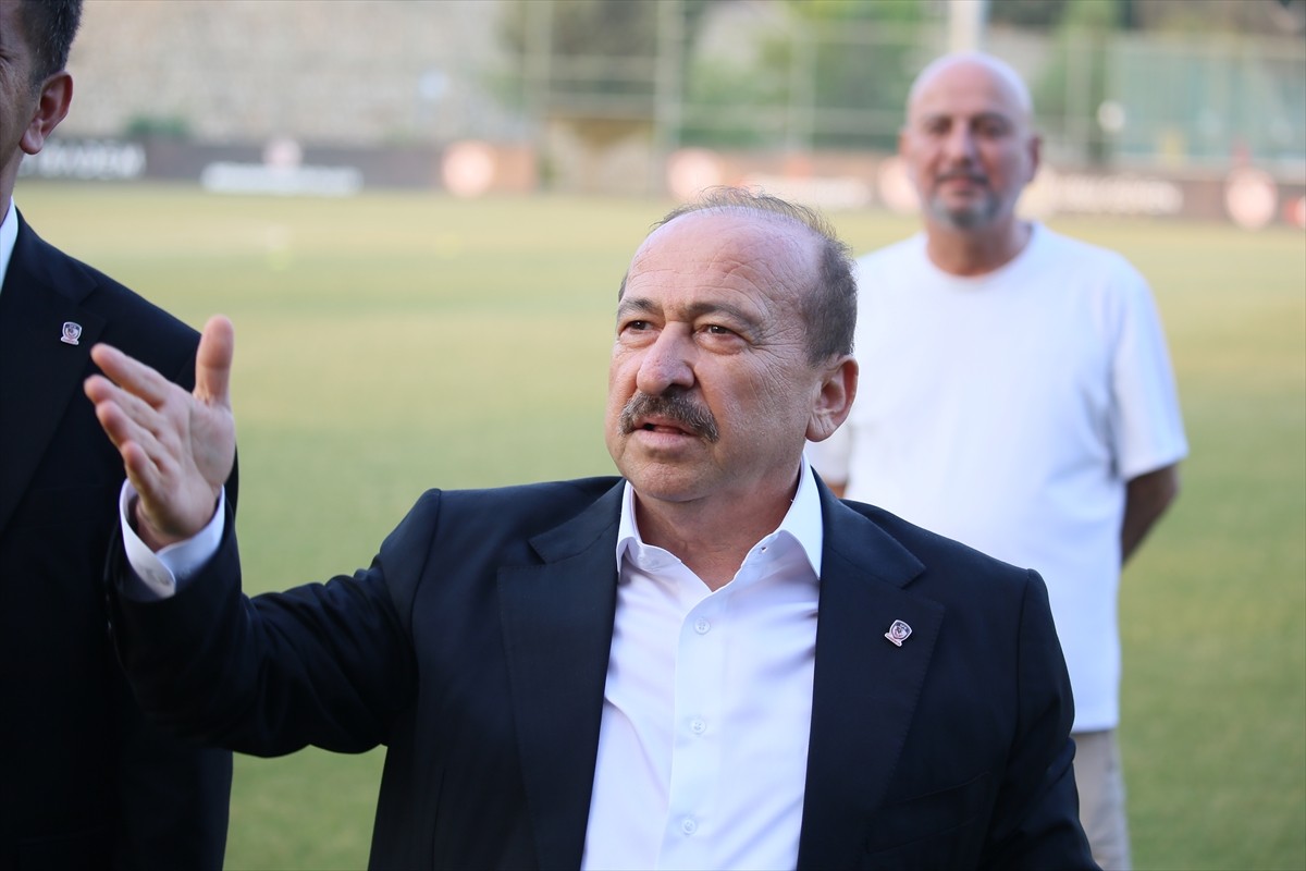 Gaziantep FK Başkanı Memik Yılmaz, Türk hakemlerinden yana olduklarını belirterek, yeni sezonda...