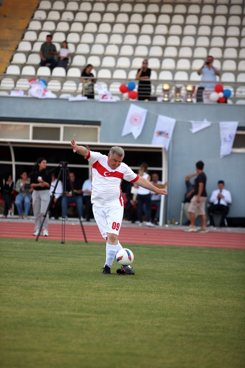 Gençlik ve Spor Bakanı Osman Aşkın Bak (sağ3), Aydın'da genç sporcular ve kent protokolünün...