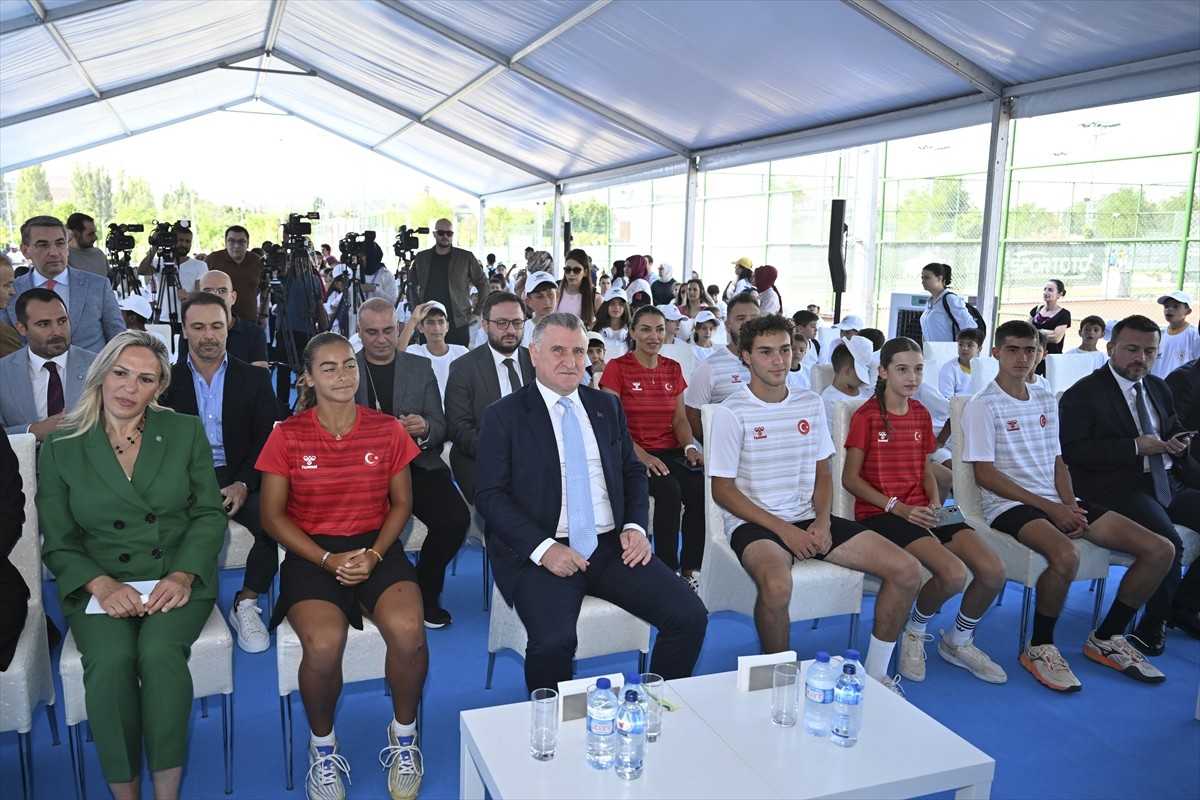  Gençlik ve Spor Bakanı Osman Aşkın Bak, Türkiye Tenis Federasyonu (TTF) Ankara Tenis Eğitim...