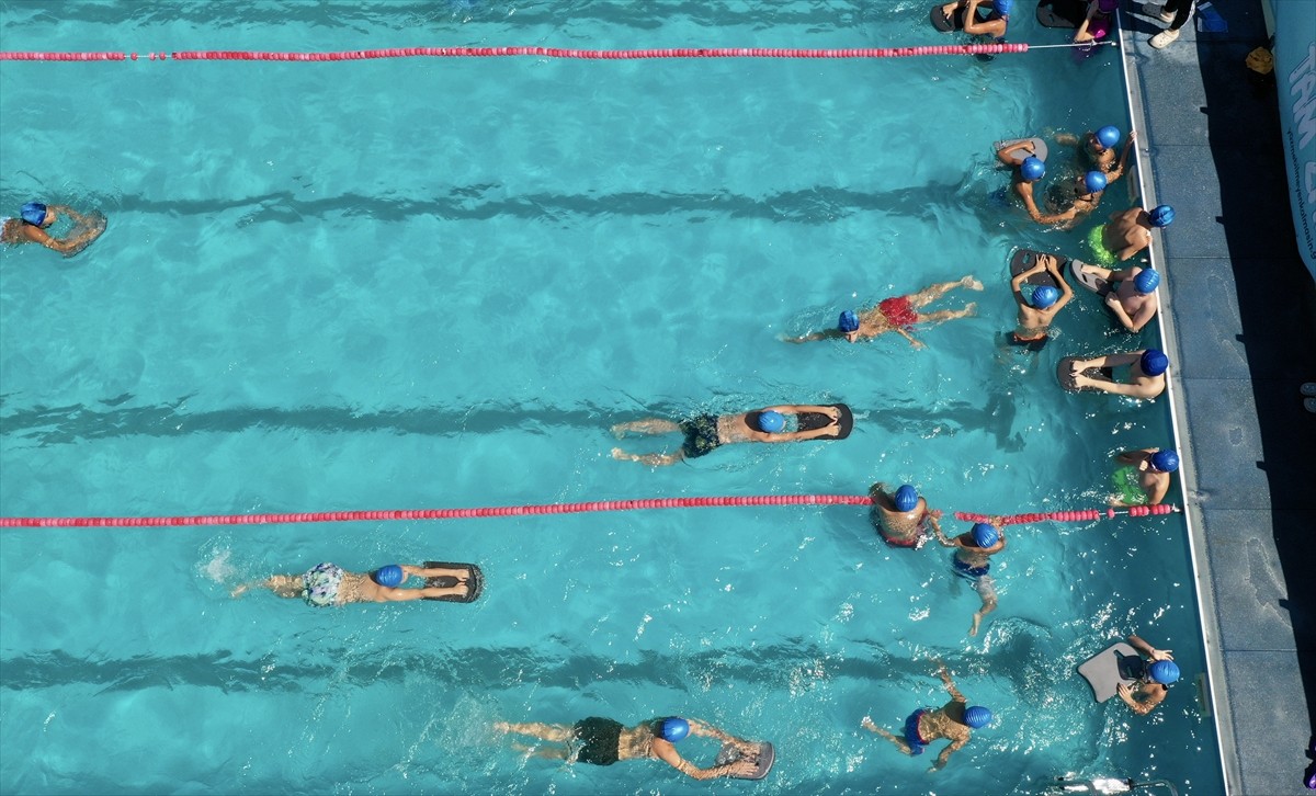 Giresun'da, Yüzme Bilmeyen Kalmasın Projesi kapsamında 4 yılda 25 bin çocuk ve genç yüzme öğrendi....