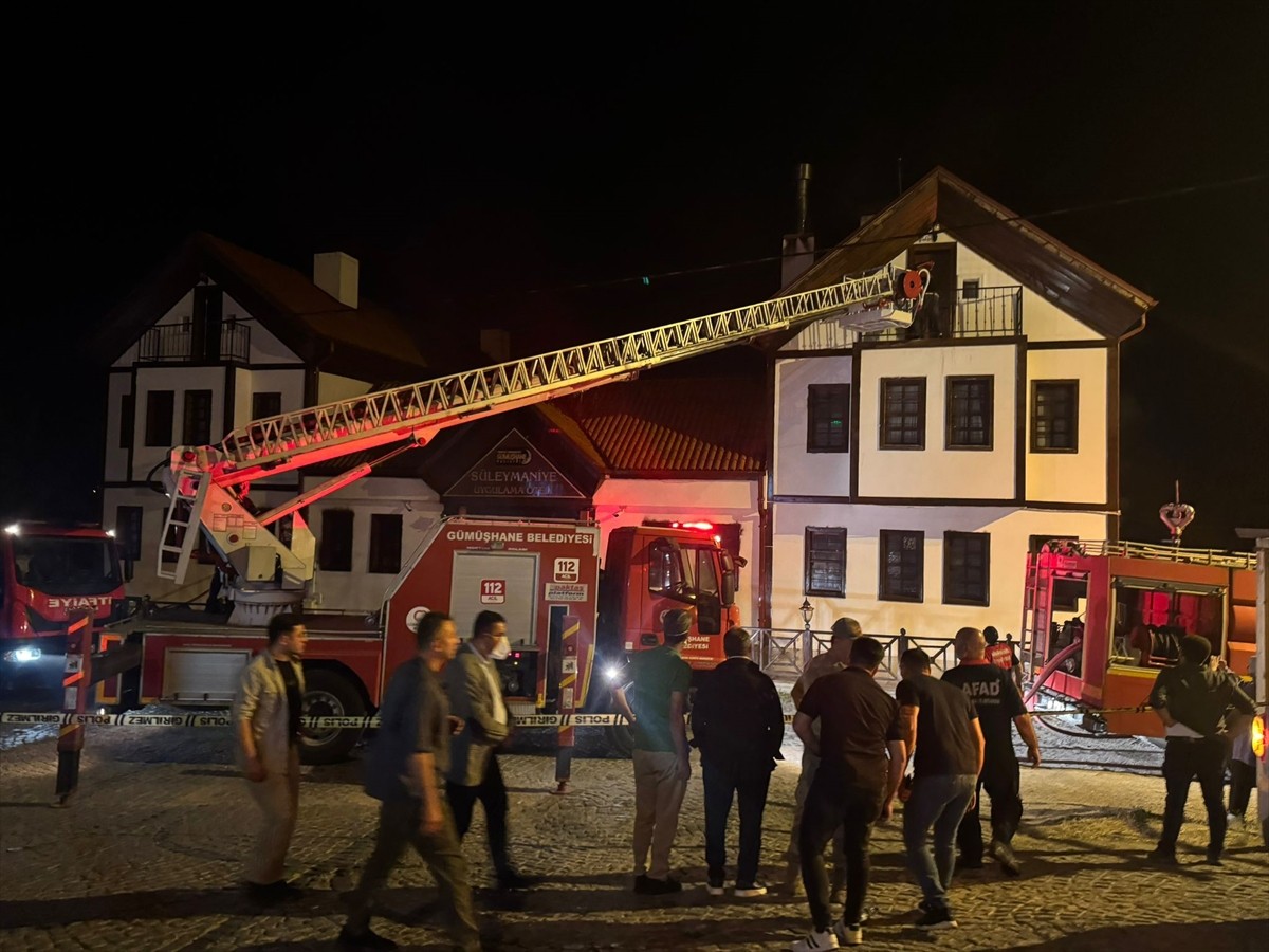 Gümüşhane'de bir butik otelde çıkan yangına itfaiye ekiplerince müdahale ediliyor.