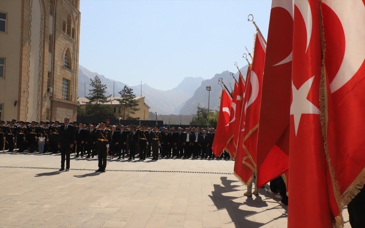 Hakkari'de, 30 Ağustos Zafer Bayramı'nın 103. yılı törenlerle kutlandı. Valilik önünde düzenlenen...