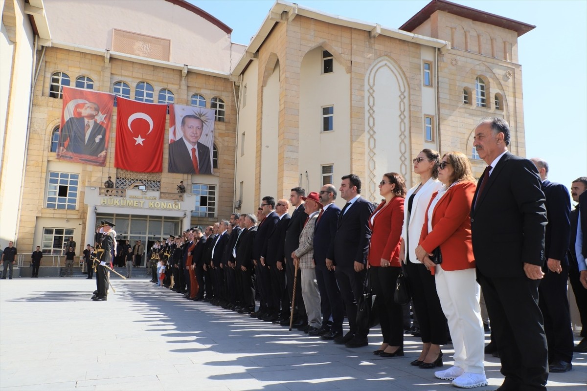 Hakkari'de, 30 Ağustos Zafer Bayramı'nın 103. yılı törenlerle kutlandı. Valilik önünde düzenlenen...