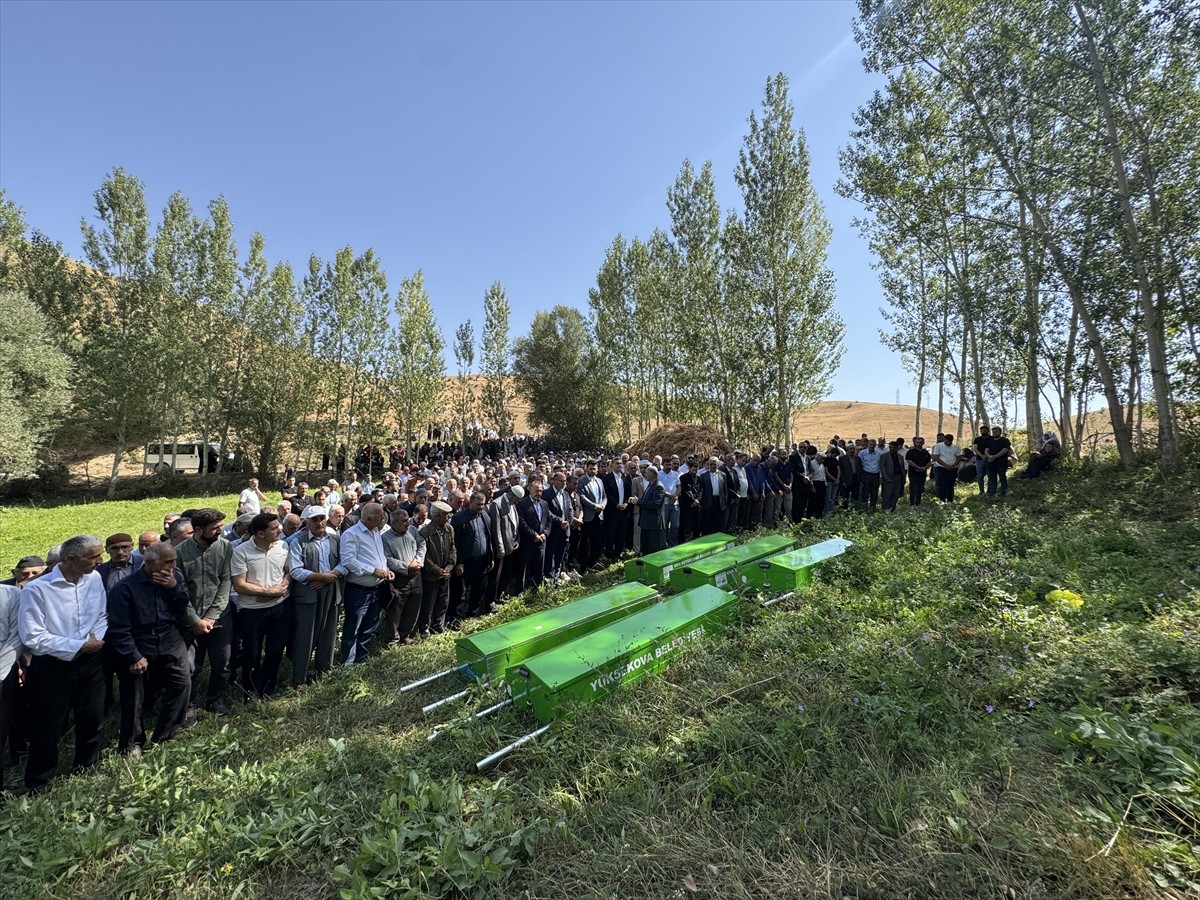 Hakkari'de tır ile pikabın çarpışması sonucu hayatını kaybeden aynı aileden 5 kişinin cenazeleri...