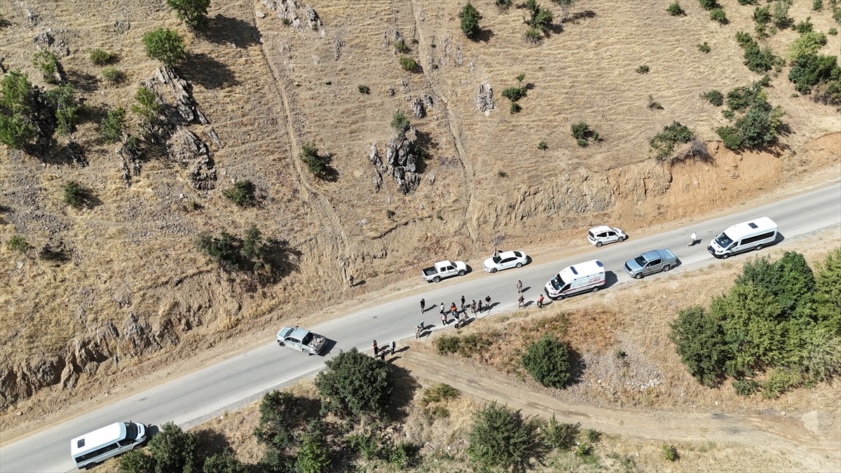 Hakkari'nin Şemdinli ilçesinde ağaçlık alanda çıkan yangın söndürüldü.