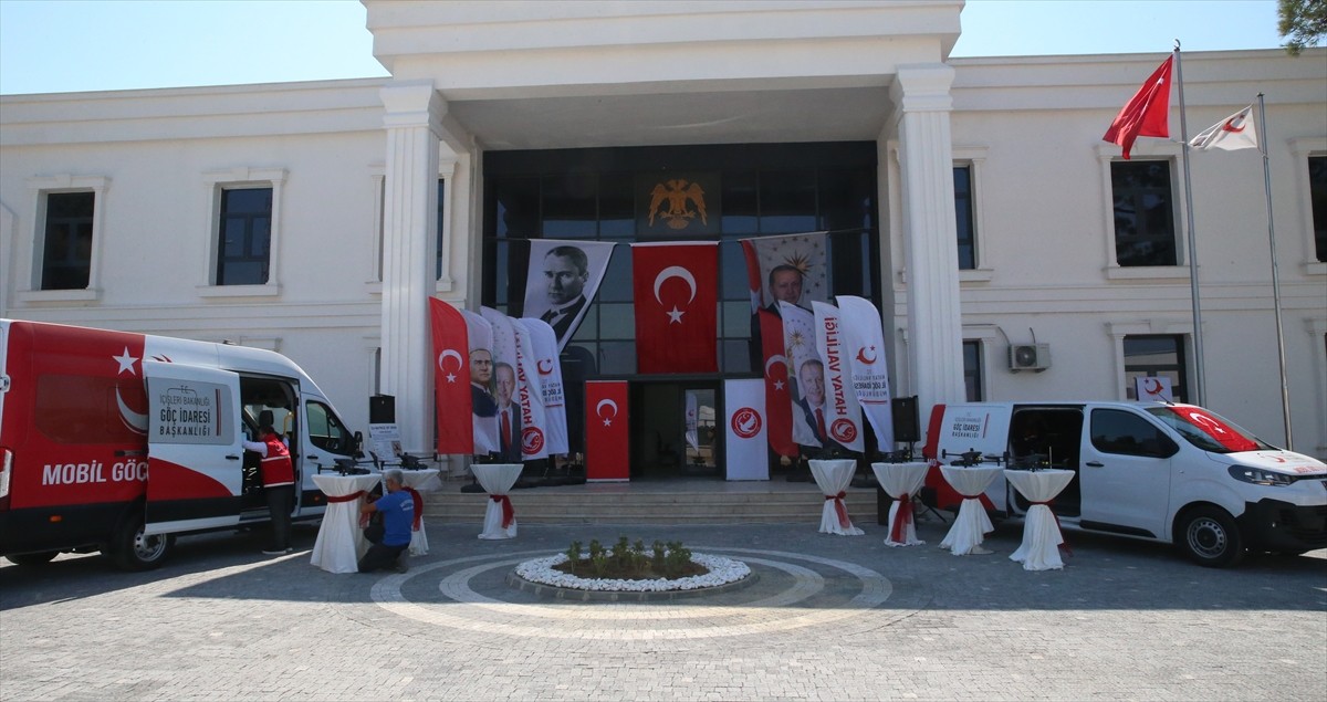 Hatay'da sınır güvenliğinin daha etkin sağlanması amacıyla 7 dron ve 2 mobil göç aracı hizmete...