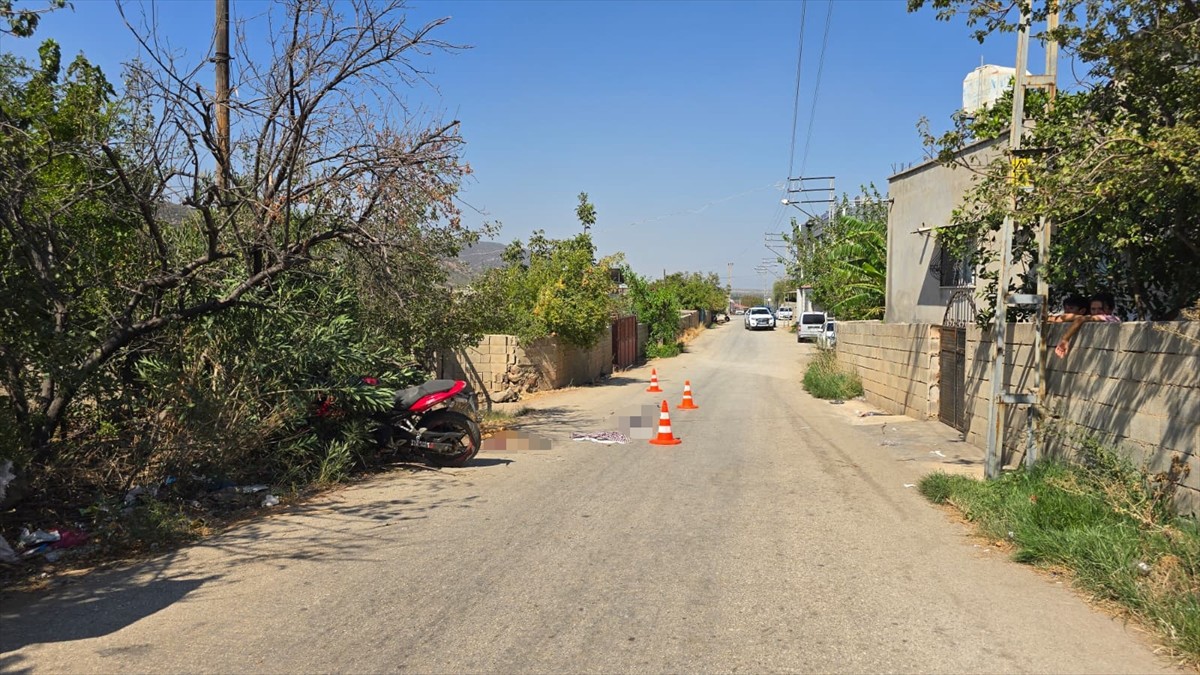 Hatay'ın Hassa ilçesinde motosikletin devrilmesi sonucu 1 kişi hayatını kaybetti, 1 kişi...