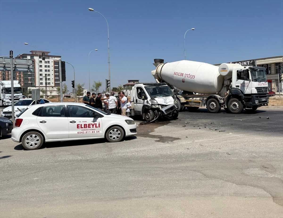 Hatay'ın Hassa ilçesinde otomobil ile çekicinin çarpışması sonucu 3 kişi öldü, 3 kişi yaralandı....