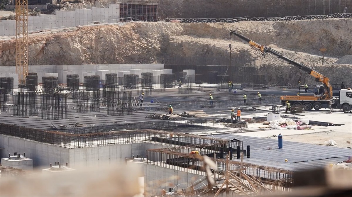 Hatay'ın İskenderun ilçesinde depreme dayanıklı tasarlanan 600 yataklı devlet hastanesinin inşası...