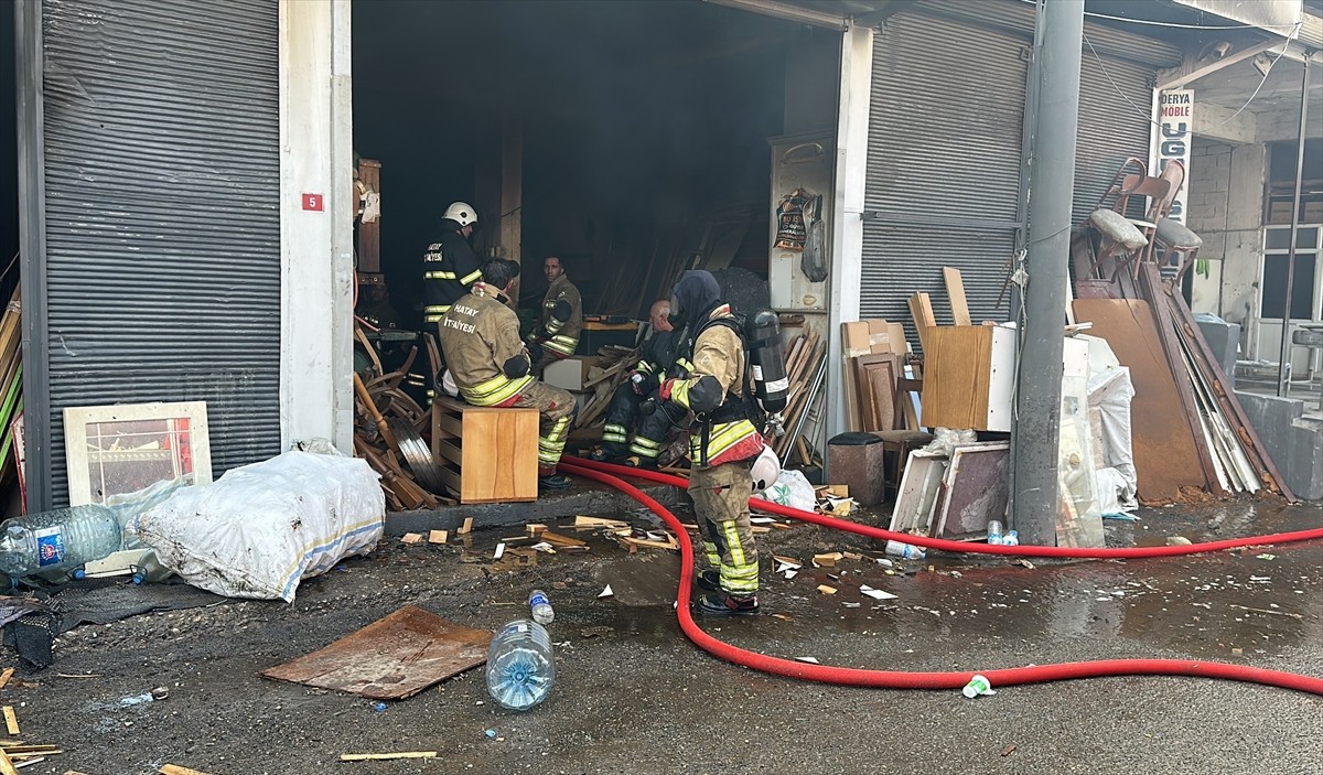 Hatay'ın İskenderun ilçesinde, mobilya atölyesinde çıkan yangın itfaiye ekiplerince...