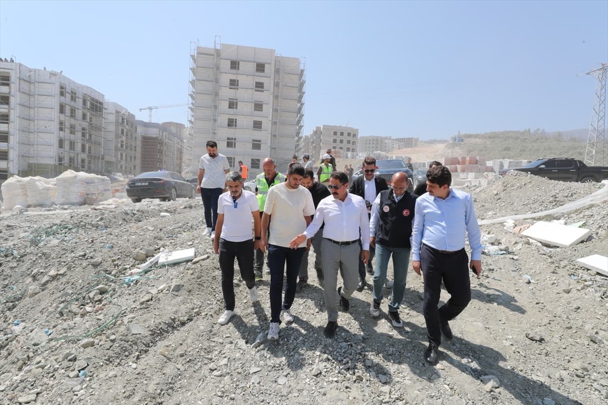 Hatay'ın merkez Antakya ilçesinde, 6 Şubat 2023'teki depremlerin ardından yapımına başlanan 2 bin...