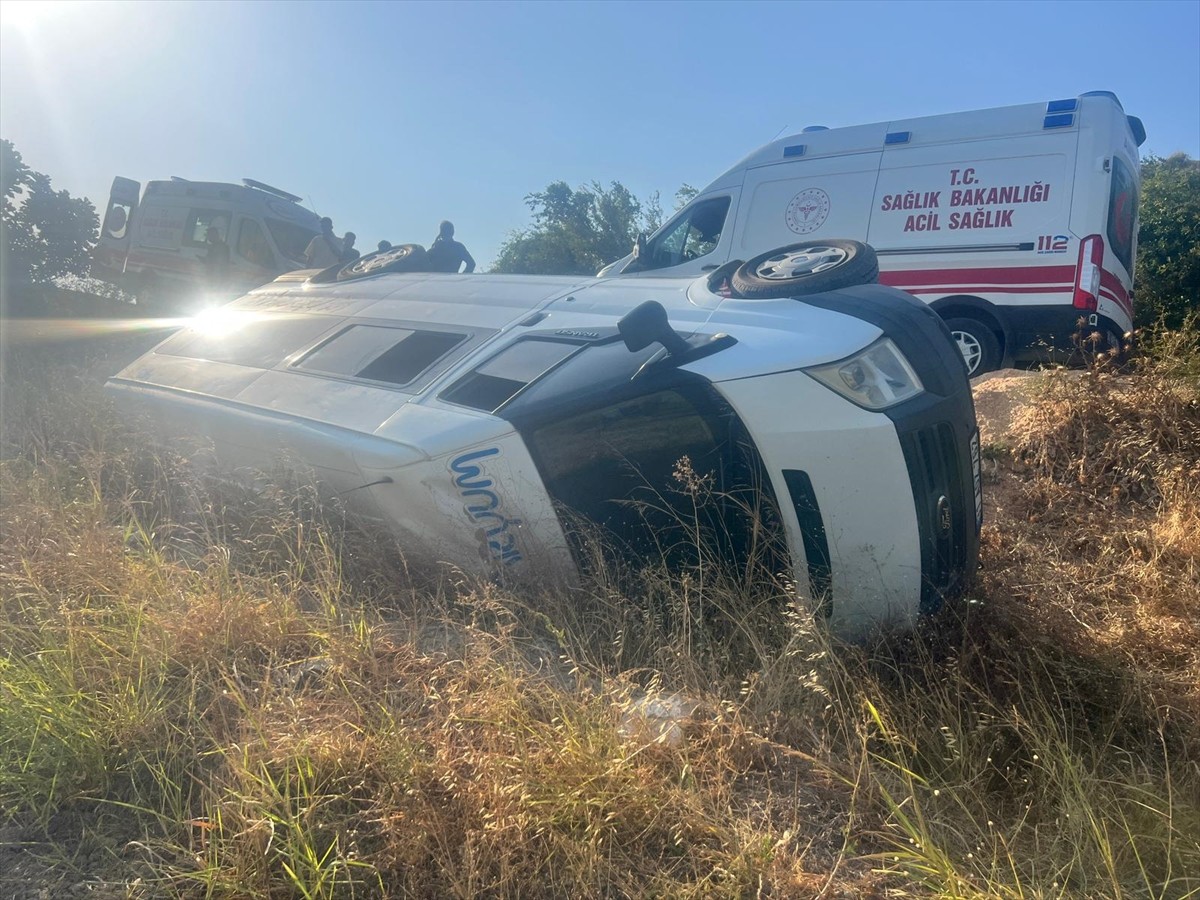 Hatay'ın merkez Antakya ilçesinde minibüsün tarlaya devrilmesi sonucu 8'i çocuk 13 kişi yaralandı....
