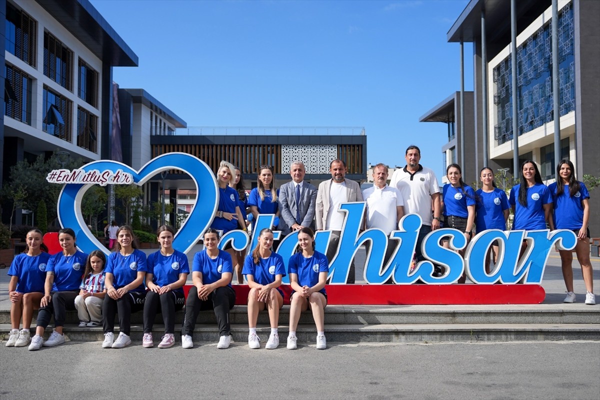 Hentbol Kadınlar Süper Ligi'nde mücadele eden Ortahisar Belediyespor'da 15 oyuncuyla sözleşme...