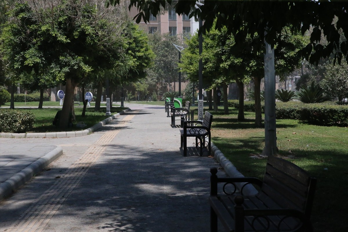 Hissedilen hava sıcaklığının 43 dereceye ulaştığı Hatay'da, sıcak hava ve yüksek nem hayatı...