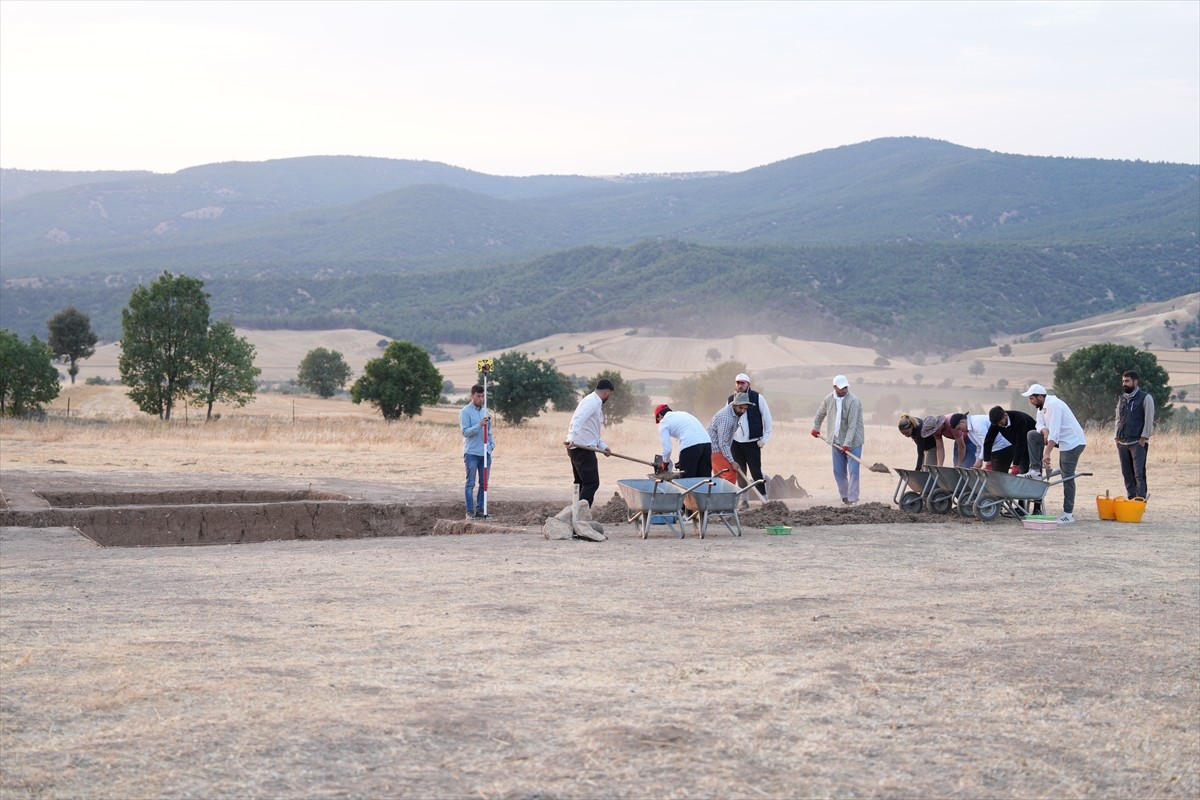Hititlerin önemli dini ve askeri merkezlerinden Çorum'un Ortaköy ilçesindeki Şapinuva Antik Kenti...
