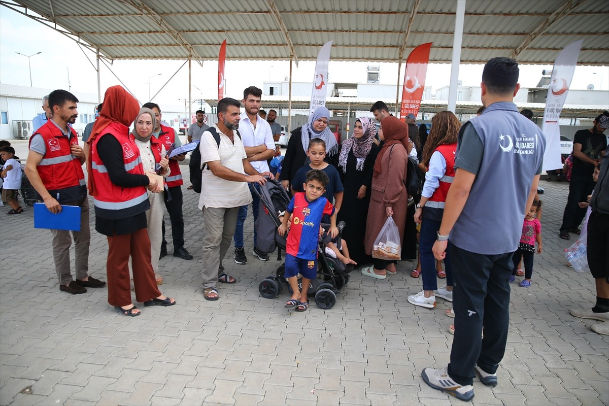 İç savaş nedeniyle Türkiye'ye sığınan Suriyelilerin 61 yıllık Baas rejiminin devrilmesi sonrasında...