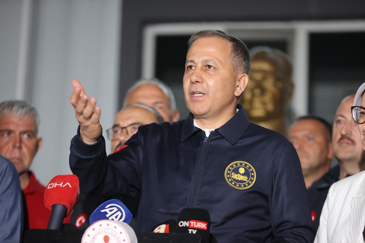 İçişleri Bakanı Ali Yerlikaya, 6,1 büyüklüğünde depremin meydana geldiği Balıkesir'in Sındırgı...