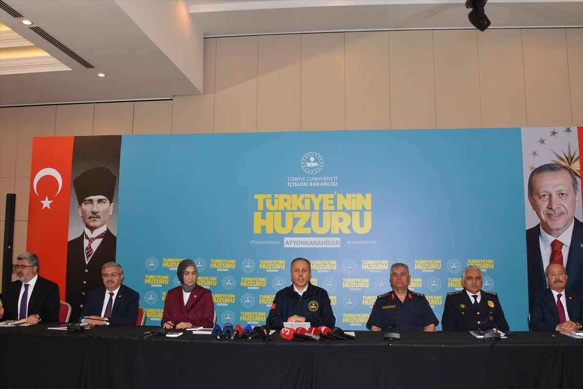 İçişleri Bakanı Ali Yerlikaya, Afyonkarahisar'da bir termal otelde düzenlenen Huzur ve Güvenlik...