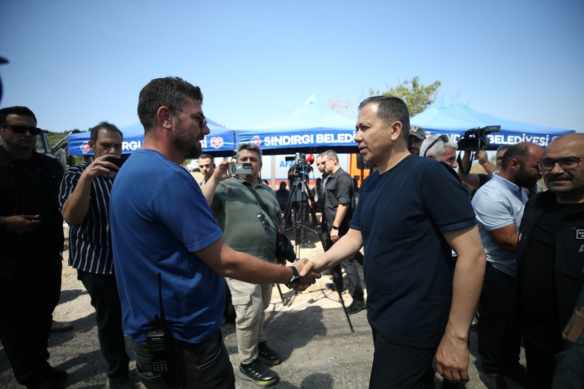 İçişleri Bakanı Ali Yerlikaya, Balıkesir Sındırgı'da 10 Ağustos'ta meydana gelen 6,1...