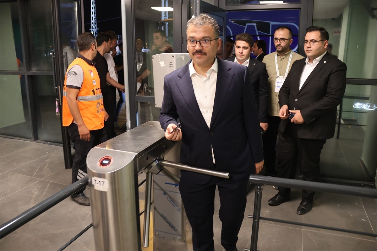 Iğdır Valisi Ercan Turan, Trendyol 1. Lig'de mücadele eden Alagöz Holding Iğdır FK ile SMS Grup...